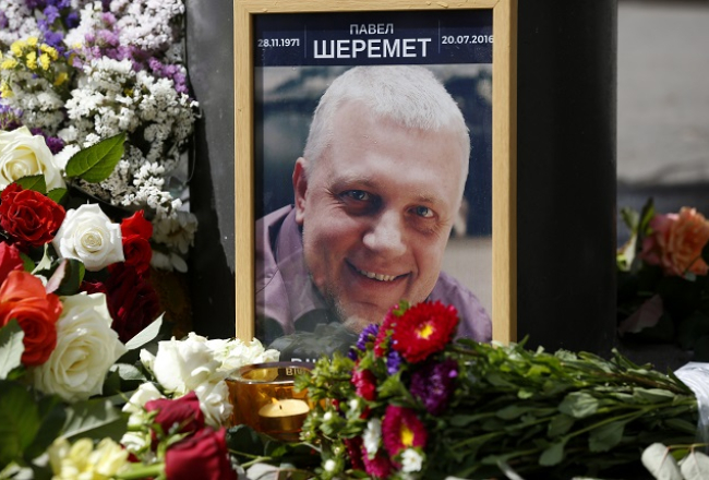 Žurnālista Pāvela Šeremeta slepkavības vietā gulst ziedi. Foto: AP/LETA