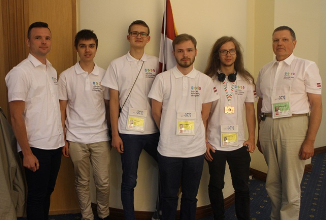 Latvijas skolēnu komanda Pasaules informātikas olimpiādē. Publicitātes foto