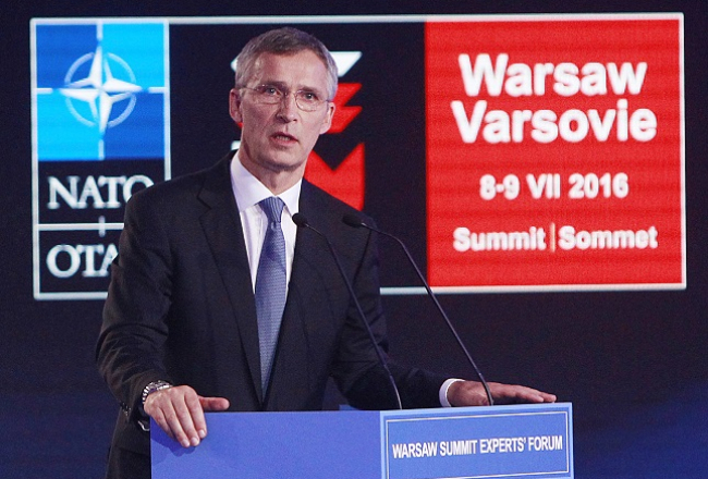 NATO ģenerālsekretārs Jenss Stoltenbergs uzrunā Varšavas samita dalībniekus. Foto: AP/LETA