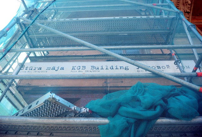 Stūra mājas fasādes remonta laikā. Foto: Ieva Lūka, LETA