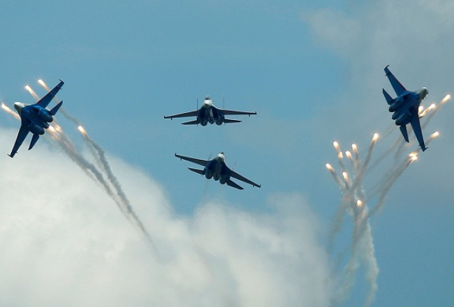 Krievijas armijas iznīcinātāji Su-27 demonstrē akrobātiku starptautiskās armijas spēlēs Krievijas pilsētaas Rjazaņas tuvumā. Foto: Reuters/LETA
