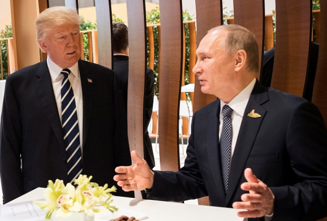 Donalds Tramps un Vladimirs Putins pie viena galda Hamburgā. Foto: Reuters/LETA