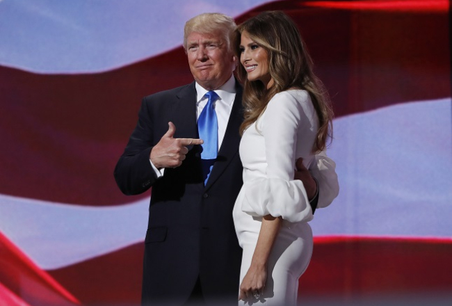 Donalds Tramps kopā ar sievu Melāniju priekšvēlēšanu laikā. Foto: AP/LETA