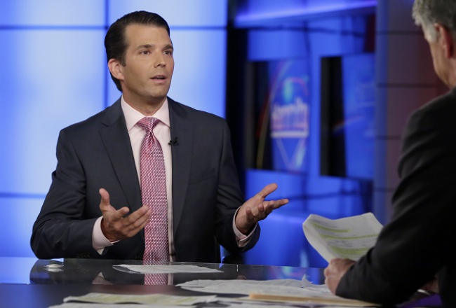 Donalds Tramps juniors telekanāla "Fox" raidījumā "Hannity" stāsta par notikumu ar Krievijas juristi prezidenta vēlēšanu laikā. Foto: AP/LETA