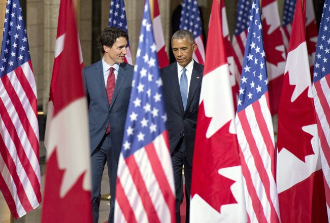 Kanādas premjerministrs Džastins Trudo (no kreisās) kopā ar ASV prezidentu Baraku Obamu. Foto: AP/LETA