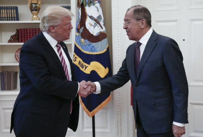 Donalds Tramps un Sergejs Lavrovs Baltajā namā. Foto: EPA-LETA