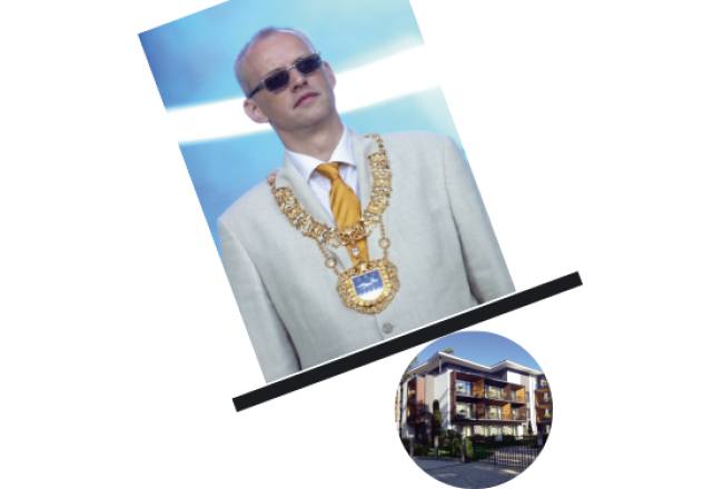 Jūrmalas domes priekšsēdētājs Gatis Truksnis (ZZS) savulaik iekūlās skandālā, pasūtot dārgu zelta amata ķēdi, bet tagad viņa krēslu sašūpojusi daudz nopietnāka lieta — KNAB izmeklē, vai vairāk nekā miljonu vērts dzīvoklis nav slēpta atlīdzība par mēra atbalstu miljonāra Jūlija Krūmiņa ekskluzīvajam būvprojektam Dzintaros.