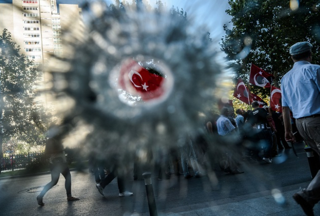 Demonstrācijas laikā Stambulā. Foto: AFP/LETA