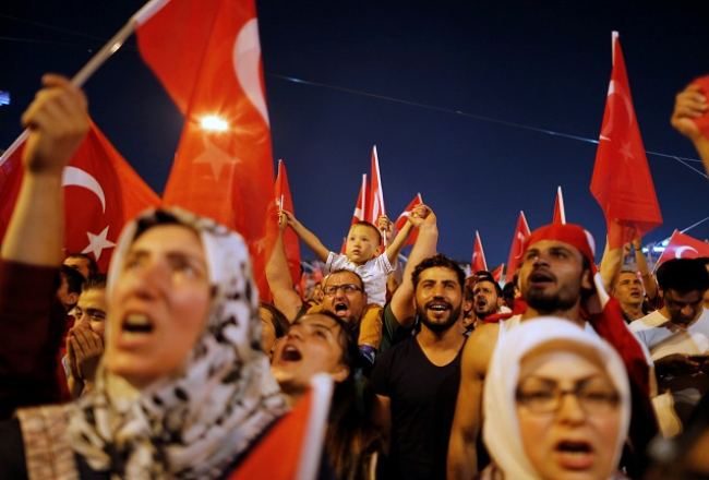 Turki izgājuši Erdogana atbalsta demonstrācijā. Foto: Reuters/LETA