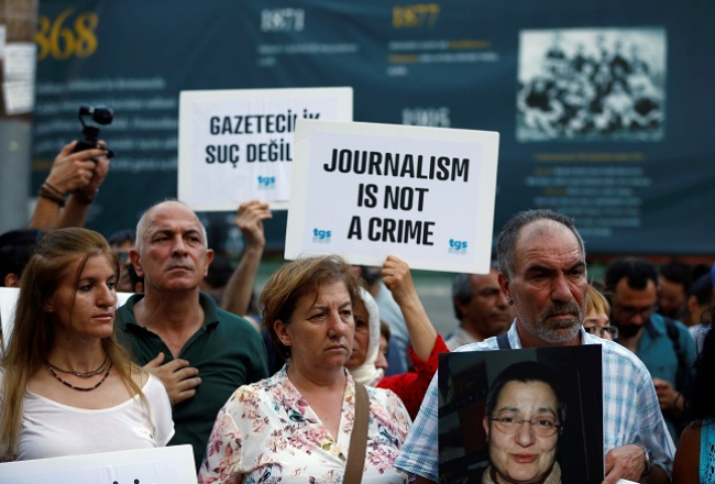 Jau pirms mēneša - jūnija beigās - Stambulā notika lieli protesti pēc tam, kad varas iestādes arestēja trīs pazīstamus preses brīvības aktīvistus. Foto: Reuters/LETA
