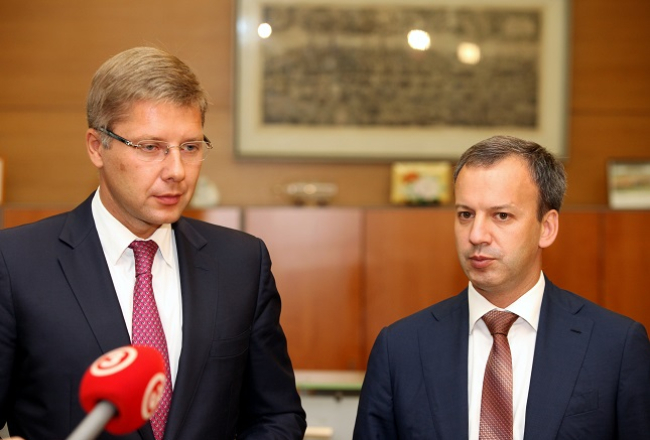 Rīgas domes priekšsēdētājs Nils Ušakovs (no kreisās) un Krievijas vicepremjers Arkādijs Dvorkovičs atbild uz žurnālistu jautājumiem pēc tikšanās Rīgas domē.