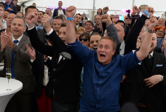 Partijas ''Alternatīva Vācijai'' atbalstītāji līksmo par panākumiem vēlēšanās. Foto: LETA-AP