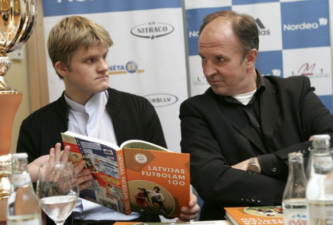 Arturs Vaiders (no labās) kopā ar kolēģi Dāvidu Ernštreitu, filmas ''Latvijas futbolam 100'' autori, tāda paša nosaukuma grāmatas prezentācijā 2006.gada decembrī. Foto: Gatis Dieziņš, LETA