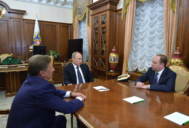 Antons Vaino (no labās) un bijušais Krievijas prezidenta administrācijas vadītājs Sergejs Ivanovs (pa kreisi) kabinetā pie Vladimira Putina. Foto: Sputnik/LETA