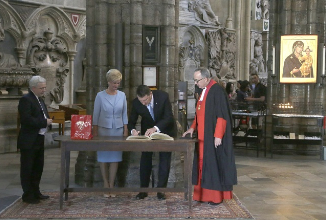 Latvijas Valsts prezidents Raimonds Vējonis un Iveta Vējone piedalās ziedu nolikšanas ceremonijā Vestminsteras abatijā Londonā. Foto: Prezidenta preses centrs