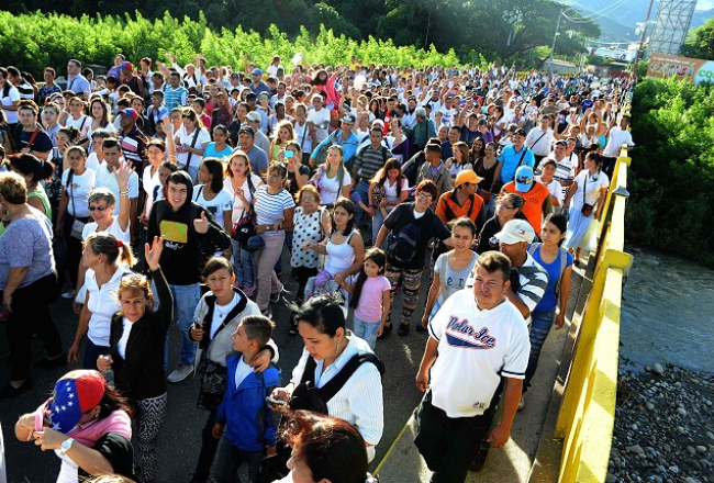 Venecuēlieši Kukutā dodas pāri robežai iepirkties. Foto: AFP/LETA