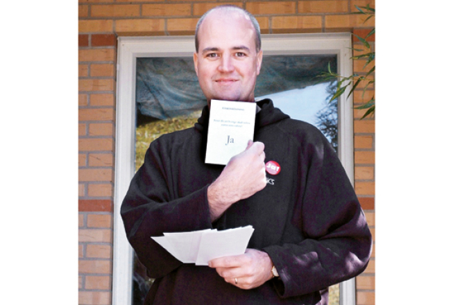 Pašreizējais Zviedrijas premjers Frēdriks Reinfelts pirms konsultatīvā referenduma 2003.gadā aģitēja par savas valsts pievienošanos eiro, tomēr vēlētāju vairākums — 56% — nobalsoja pret. Zviedru attieksme pret Eiropas kopējo valūtu uzlabojās 2008.gada sākumā, liecināja aptaujas, taču pēc krīzes sākšanās atbalsts atkal samazinājās un pērnā gada beigās sasniedza rekordu — 82% neatbalsta kronas nomaiņu.