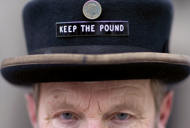 Rejs Īgans eiro ieviešanas 10.gadadienā kopā ar vairākiem citiem domubiedriem ieradās pie Anglijas bankas, lai paustu savu atbalstu britu mārciņas saglabāšanai.