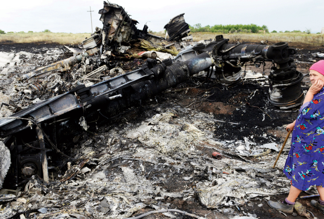 Grabovas ciema iedzīvotāja pie avarējušās lidmašīnas galvenā vraka.