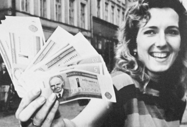 Kāda talliniete 1992.gada 20.jūnijā — viņa viena no pirmajām samainījusi padomju rubļus pret atjaunotajām Igaunijas kronām. Foto — AFP/LETA