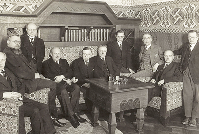Marģera Skujenieka valdība Valsts kancelejas telpās 1931.gadā. No labās: Roberts Ivanovs, Vladislavs Rubulis (Rubuls), Kārlis Reinholds Zariņš, Vilis Gulbis, Jānis Balodis, Marģers Skujenieks, Jānis Kauliņš, Dāvids Rudzītis, Antons Kursītis un Atis Ķeniņš