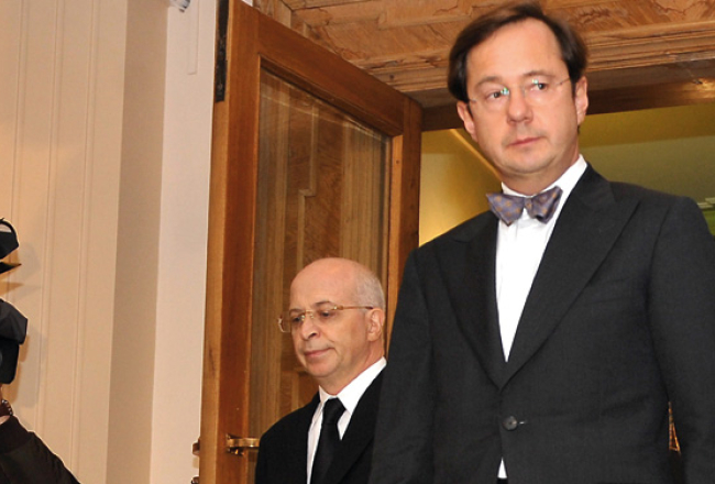 Parex bankas akcionāri Viktors Krasovickis (no kreisās) un Valērijs Kargins 2008.gada novembrī ierodas uz līguma parakstīšanu, kas paredz Parex akciju kontrolpaketes nonākšanu Hipotēku un zemes bankas īpašumā. Foto — LETA