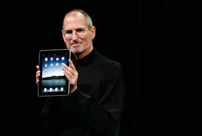 Apple boss Stīvs Džobss planšetdatora iPad pirmizrādē šā gada 27.janvārī Sanfrancisko. Līdz šim ASV un vēl 12 valstīs pārdoti jau vairāk nekā divi miljoni iPad. Foto — AFP/LETA