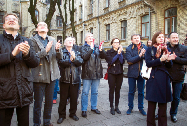 Žurnālistu sarīkotais aplausu protests pie Īpašās izmeklēšanas dienesta STT galvenās ēkas Viļņā, lai ironiski pateiktos «par labu darbu». Dažiem plaukstas bija nokrāsotas sarkanas.