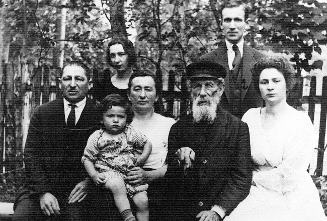 1930.gads, Rīga. Aliksas vecmamma Berta Broša Katca (pirmā no labās) ar savu tēvu Lācaru Katcu un vīru Lipu Jakeloviču, māsu Mariju un viņas vīru Iļju Taitsu, māsas dēlu Šaiju.