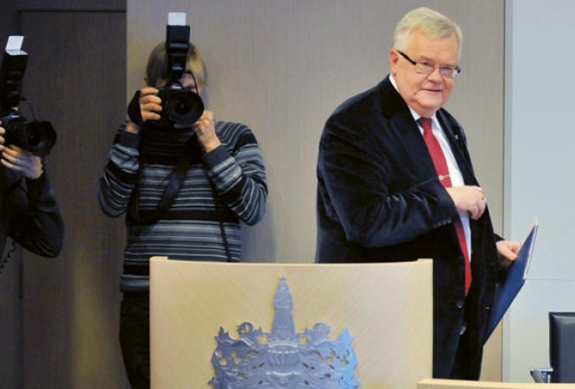Tallinas mērs Edgars Savisārs preses konferencē decembrī. Politiķis Tallinas galvaspilsētā līdz šim baudījis lielu popularitāri, jo viņa vēlētāji ir arī krieviski runājošie iedzīvotāji, kuri Igaunijā var piedalīties pašvaldību vēlēšanās. Foto — Scanpix
