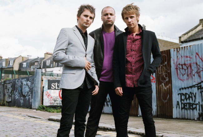 Trio ir kopā kopš 1994.gada. No kreisās: Mets Belamijs (vokāls, ģitāra, taustiņinstrumenti), Kriss Volstenholms (basģitāra, fona vokāls) un Doms Hovards (bungas). Publicitātes foto