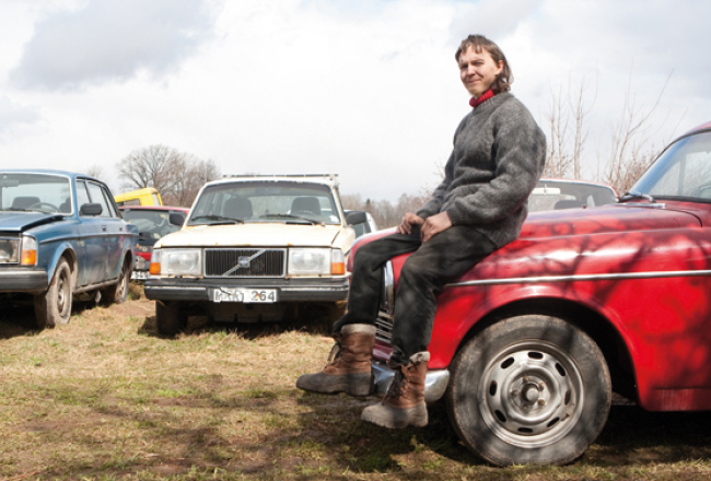 Viļņa Garozas kolekcijā ir ap 30 automobiļu, no kuriem vecākais un vēl braucošais ir 1967.gada Volvo 131 Amazon. Foto — Ieva Alberte