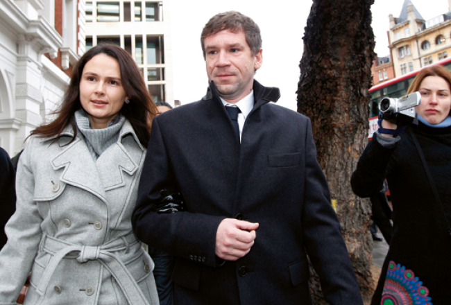Vladimirs Antonovs ar sievu Olgu pēc tiesas sēdes Londonā pērn 16.decembrī.