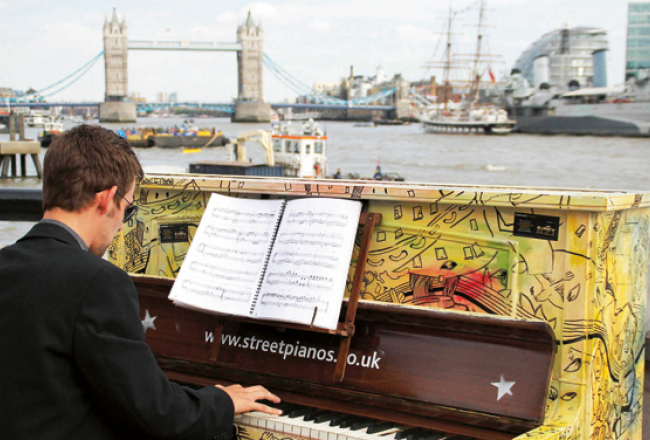 Šovasar Londonā atgriezies pa visu pasauli ceļojošais projekts — pilsētas ielās brīvi pieejamas klavieres