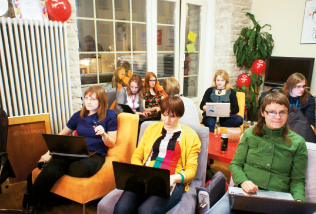 Kopš 2010.gada bezpeļņas organizācija Rails Girls organizē ātros programmēšanas kursus sievietēm.