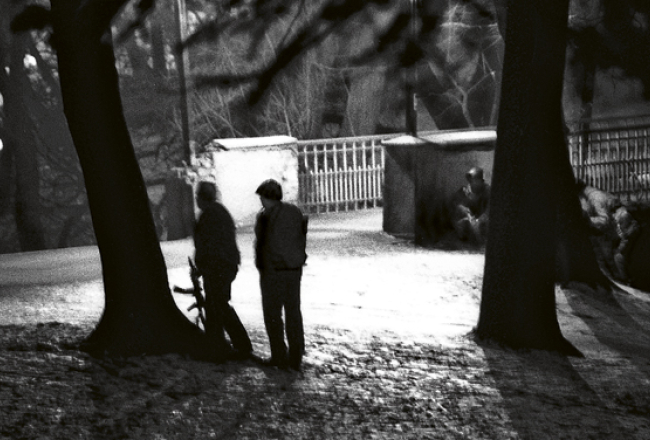 NO FOTOGRĀFA IMANTA PRĒDEĻA ARHĪVA.  «20.janvārī Panorāmā ieraudzīju, ka šauj pie Iekšlietu ministrijas. Braucu. Uz vēdera rāpoju pār Bastejkalnu līdz tagadējam Rīgas ūdenim. Nobildēju, kā [padomju iekšlietu ministrijas specvienība] OMON taranēja Iekšlietu ministrijas vārtus, lai iekļūtu pagalmā un uzkāptu uz jumta.»