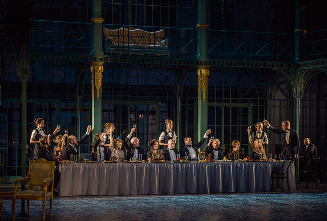 Aina no izrādes Svinības.
Foto — Daina Geidmane