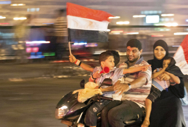 Kāda ēģiptiešu ģimene Kairā svin armijas paziņojumu, ka tā arestējusi tikai gadu nostrādājušo Valsts prezidentu Muhamedu Mursi un uz laiku pārņēmusi varu savās rokās.