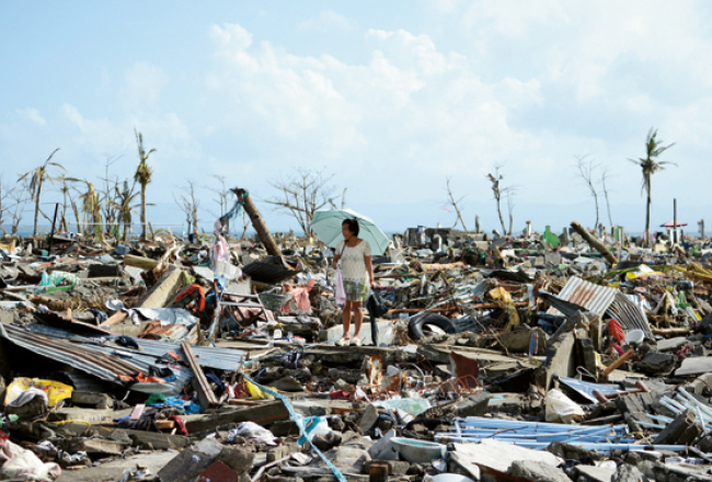 Postošākais taifūns Haijan Filipīnās izraisījis katastrofu — tūkstošiem līķu ielu malās, cilvēki bez pārtikas un dzeramā ūdens. Lai palīdzētu taifūnā cietušajiem, Filipīnām ir nepieciešama teju trešdaļa miljarda dolāru, aplēsusi ANO. Haijan ar vēju ātrumā ap 315 km/h (87,5 m/s) pārgāja pāri Filipīnu Leites un Samaras salām, pārbrāžoties pāri valsts centrālajai daļai, kur dzīvo miljoniem cilvēku, un nodarot plašus postījumus 600 kilometru garā joslā. Pēc ANO aplēsēm, Leites salas Taklobanas pilsētā vien varētu būt gājuši bojā ap 10 000 cilvēku. Bez pajumtes palikuši ap 660 000 cilvēku.