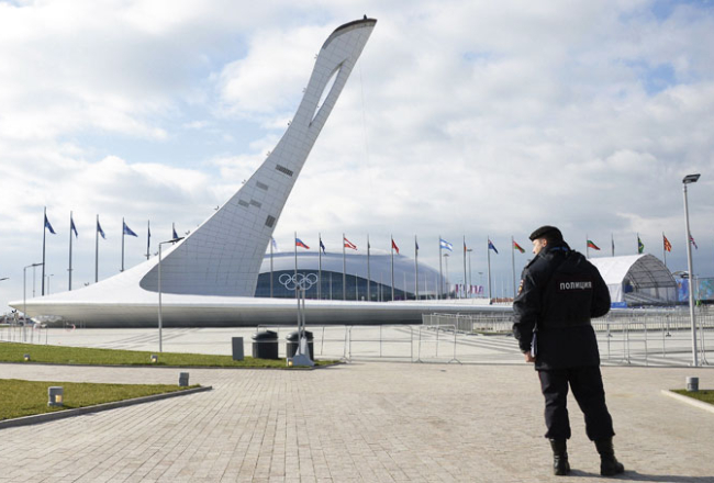 Policists pie olimpiskā stadiona lāpas