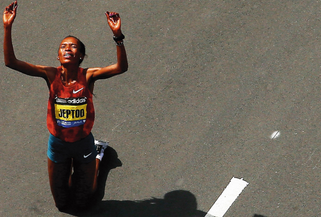 Kenijas skrējēja Rita Jepto otro gadu pēc kārtas triumfēja slavenajā Bostonas maratonā, bet starp vīriešiem labākais bija mājinieks Mebs Keflezigi. Kenijas skrējējai šī bija trešā uzvara Bostonas maratonā, jo viņa ne tikai triumfēja pērn traģiskajās sacensībās, bet paveica to pašu arī 2006.gadā. 2013.gada 15.aprīlī pie Bostonas maratona finiša līnijas notika divi sprādzieni, kuros tika nogalināti trīs cilvēki un vēl 264 cilvēki ievainoti.