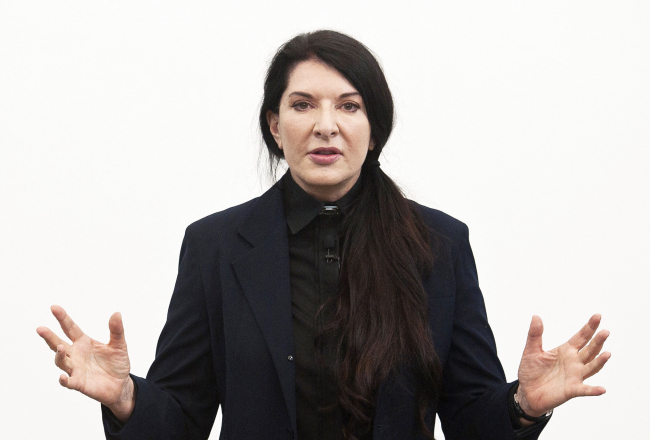 Ņujorkā dzīvojošā serbiete Marina Abramoviča (67) sevi dēvē par «performanču vecmāmiņu».