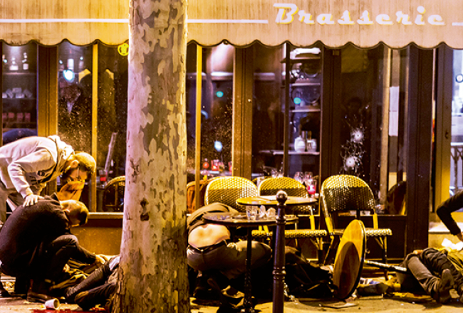 Neilgi pēc teroristu šāvieniem pie Parīzes bāra Cafe Bonne Biere.