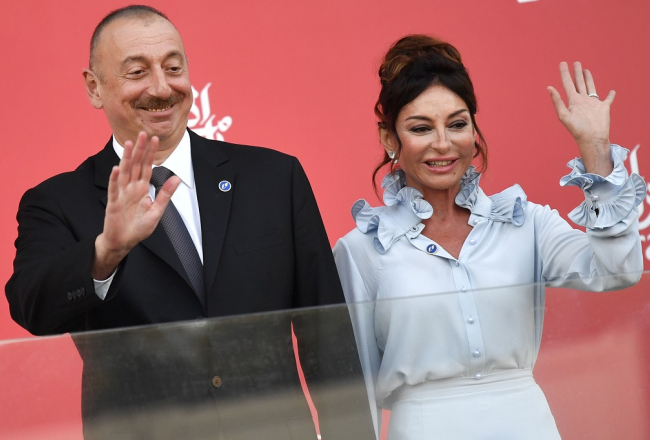 Azerbaidžānas prezidents Ilhams Alijevs un pirmā viceprezidente Meribana Alijeva. Foto: AFP/LETA
