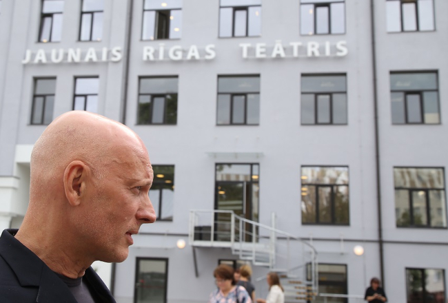 Jaunā Rīgas teātra mākslinieciskais vadītājs Alvis Hermanis piedalās pasākumā, kurā Jaunais Rīgas teātris informē par teātra 2017./2018.gada sezonu un pārcelšanos uz pagaidu telpām "Tabakas fabrikā".