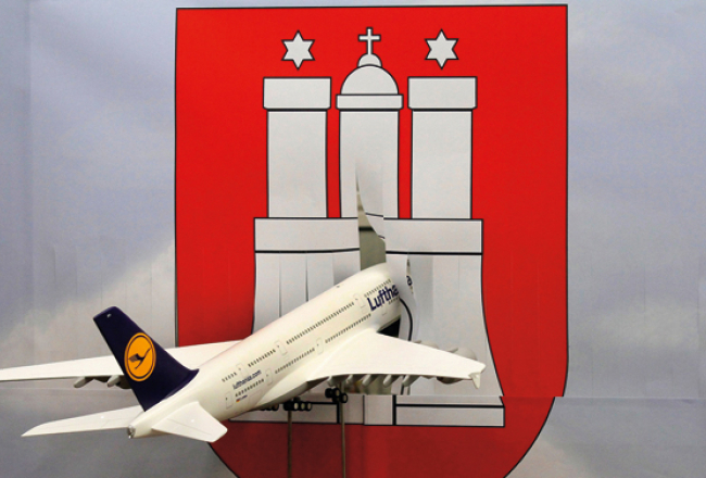 Negaidīta avārija notikusi miniatūro atrakciju parkā Miniaturwunderland pie Hamburgas — izmēģinot lidmašīnas  A380 modeli, tas ietriecies pilsētas ģērbonī. Foto — AFP/LETA