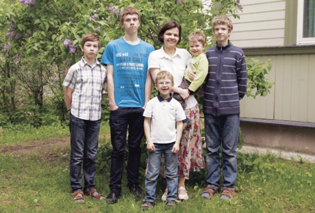 Baiba Stikute (39) ar viru Daini audzina Andri (16), Mārtiņu (14), Kristapu (11), Rūdolfu (6) un Filipu (2). Foto — Andrejs Terentjevs, F64
