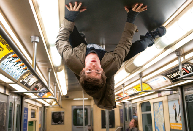 Endrū Garfīlds zirnekļcilvēka lomā.