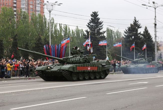 Krievijas tanki parādē maijā Doņeckā. Foto: ITAR-TASS/LETA