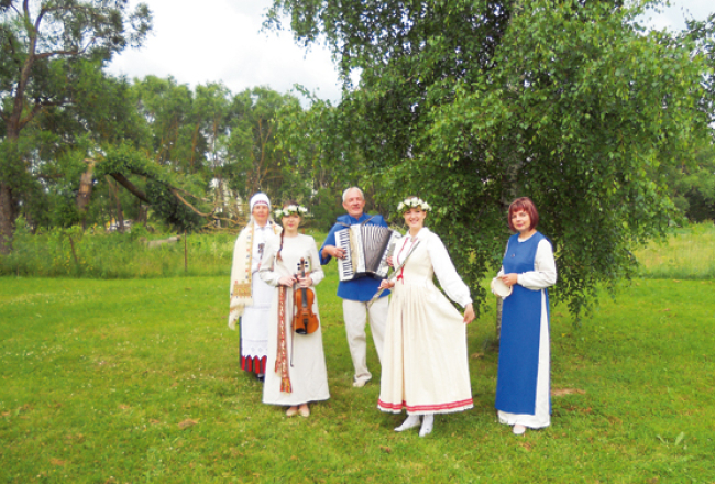 Visos ģimenes godos Vītolu saime muzicē un dzied, arī šoreiz — mazās māsas Lāsmas 9.klases izlaidumā Tilžā. Jūlija pirmajā svētdienā viņi visi satiksies Mežaparka Lielajā estrādē. Attēla no labās: mamma Linda, vecākā māsa Laine, RTU studente, tētis Modris, Lāsma, nu jau J.Mediņa Mūzikas vidusskolas audzēkne. Ciemos no Rēzeknes atbraukusi vecmāmiņa Irēna Čaunāne.